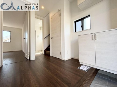 【玄関】 | 加古川市加古川町中津　築浅一戸建て | 日の光が差し込む温かい雰囲気の玄関♪