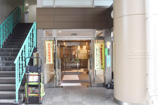 【エントランス】 | お客様を、そして住人を出迎えてくれるマンションのエントランス。ゴミが落ちていないことからも、管理状態の良さや住民の節度の高さが見て取れます。～即日のご見学可能～　お問合せはお気軽にどうぞ。