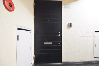 【その他共用部分】 | ダブルロック式の玄関ドアが皆様をお出迎え。お部屋のセキュリティの観点からも、うれしい設備ですね。玄関の色もシックで良い感じです。～即日のご見学可能～　お問合せはお気軽にどうぞ。