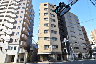 【外観】 | 青空によく映える建物です。手入れの行き届いた外壁やマンション正面エントランスなど、綺麗な姿をぜひ一度、現地にてご覧ください。～即日のご見学可能～　お問合せはお気軽にどうぞ。
