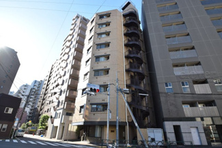 【外観】 | 手入れの行き届いた外壁やエントランスなど、「見ればわかる」レベルで清潔感を保ったマンションです。築年数を感じさせない姿で皆様をお出迎えします。～即日のご見学可能～　お問合せはお気軽にどうぞ。

