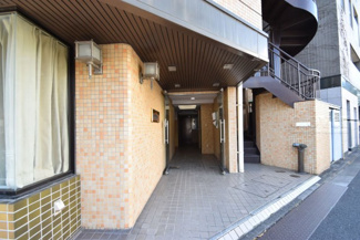 【エントランス】 | お客様を、そして住人を出迎えてくれるマンションのエントランス。ゴミが落ちていないことからも、管理状態の良さや住民の節度の高さが見て取れます。～即日のご見学可能～　お問合せはお気軽にどうぞ。