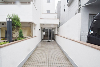 【エントランス】 | お客様を、そして住人を出迎えてくれるマンションのエントランス。ゴミが落ちていないことからも、管理状態の良さや住民の節度の高さが見て取れます。～即日のご見学可能～　お問合せはお気軽にどうぞ。