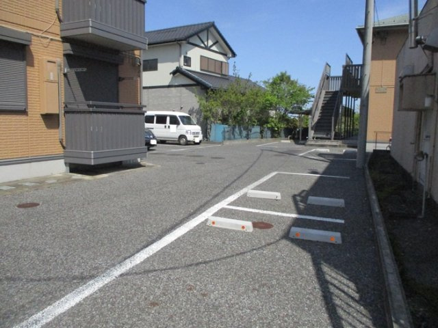 サフィールAの駐車場