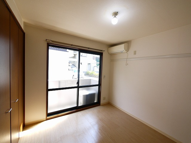 ジュネス平城山の洋室