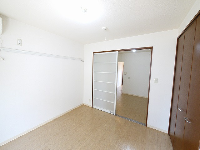 ジュネス平城山の洋室