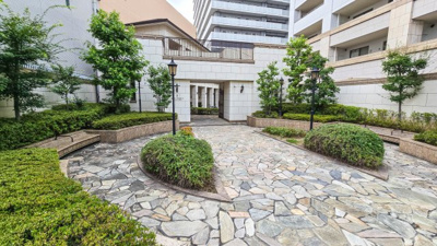 【エントランス】 | ロイヤルメドゥ香里園タワー | 素敵なアプローチにはベンチなども有ります♪