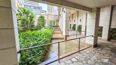 【エントランス】 | ロイヤルメドゥ香里園タワー | 安心のオートロックと宅配ボックスが有ります♪