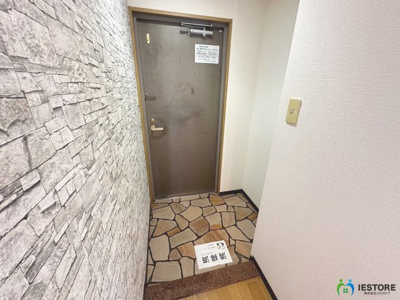 【玄関】 | トークヴィラ東岸和田 | 収納もある玄関です