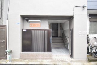 【エントランス】 | マンションの正面エントランス。出入りする人間を癒してくれるマンション入り口であり、その建物の「顔」でもあります。～即日のご見学可能～　お問合せはお気軽にどうぞ。
