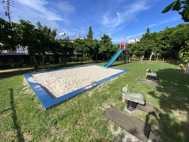 読谷村座喜味　売地の周辺|道路向かいは公園なので、子育て環境に最適です☆彡