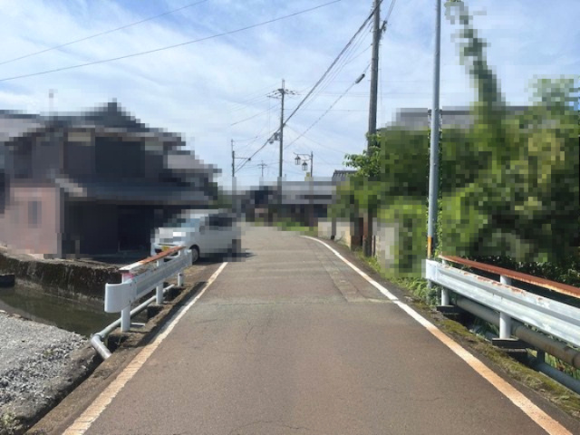 高島市新旭町藁園44坪土地の前面道路含む現地写真