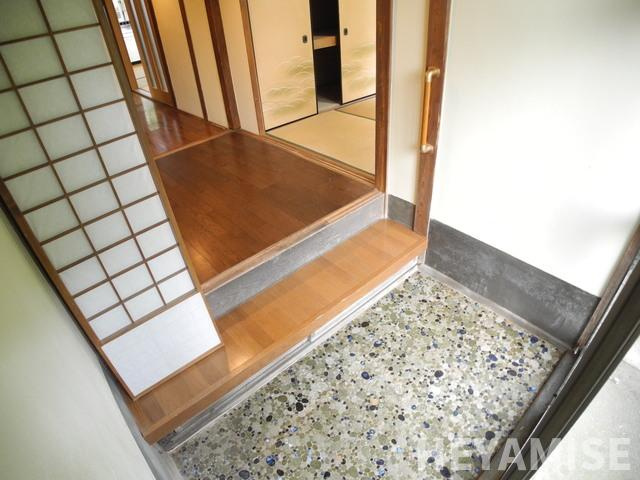 ナルタキカシヤ（ミギ）の玄関