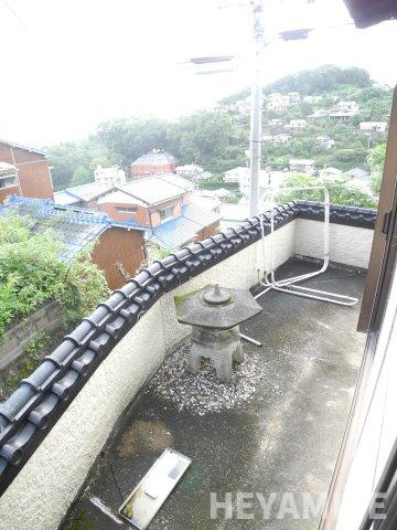 鳴滝貸家（左）の庭