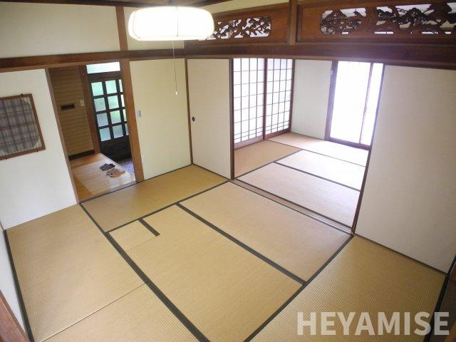 鳴滝貸家（左）の和室