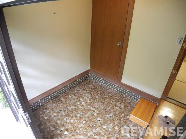 鳴滝貸家（左）の玄関