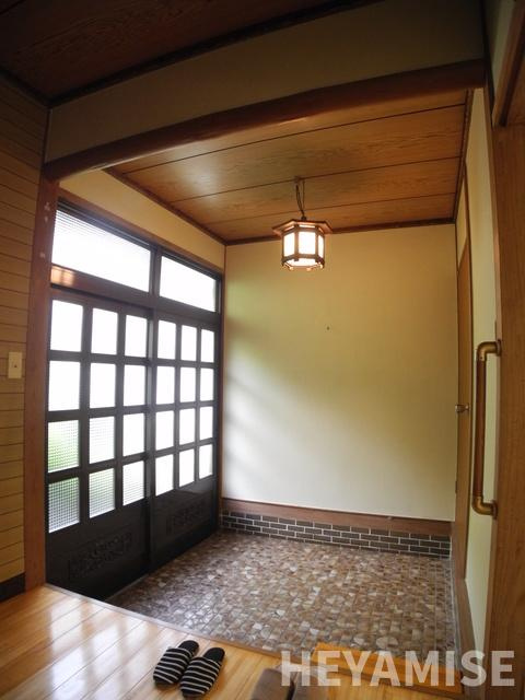 鳴滝貸家（左）の玄関