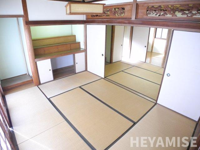 鳴滝貸家（左）の居間・リビング
