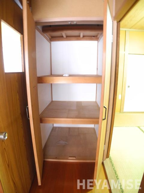 鳴滝貸家（左）の収納