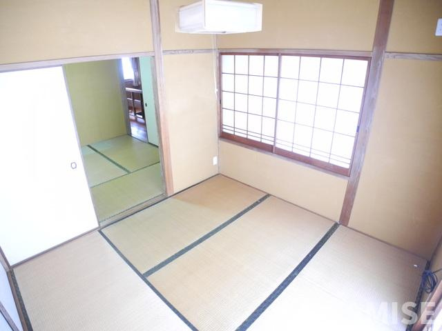 鳴滝貸家（左）の内装
