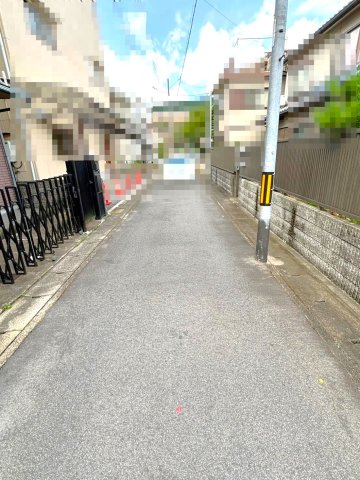 地下鉄東西線・京阪京津線『御陵』駅徒歩６分●４ＬＤＫ＆天井収納付き●車庫駐車１台可●山科区御陵久保町の前面道路含む現地写真|前道含む現地