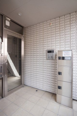 【エントランス】 | サンク ファヴール | 宅配ボックスのあるオートロック付きエントランスです