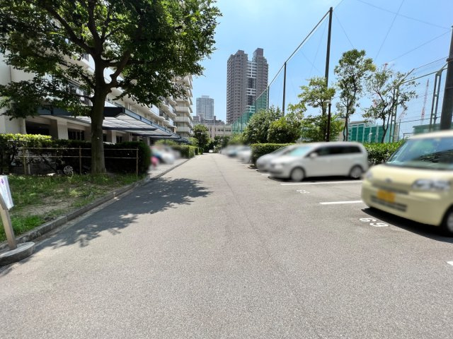 ベル・パークシティH棟の駐車場