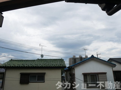 【展望】 | 船橋市駿河台2丁目　中古戸建 | 南側が駐車場になっておりますので、隣の家とも距離があり充分陽が入ってきます。