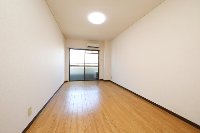 上御霊マンションの居間・リビング|303号室