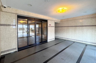 【エントランス】 | グラン・ドムール伏見北 | エントランスには防犯カメラが設置されており、防犯性の高いオートロックですので女性やお子様も安心ですね(^^)/