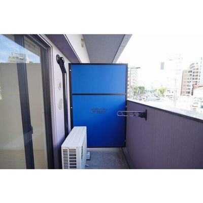 【バルコニー】 | La Douceur西天満 | 広めのバルコニーになっております。
方角が北東で朝に日差しが入る明るいお部屋です