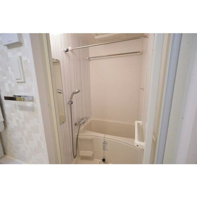 【浴室】 | La Douceur西天満 | 浴室乾燥機付きのお風呂です。
また面倒な温度調節もなく使いやすいシャワーとなっております。