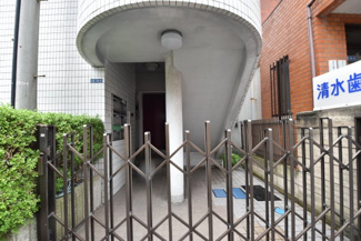 【エントランス】 | お客様を、そして住人を出迎えてくれるマンションのエントランス。ゴミが落ちていないことからも、管理状態の良さや住民の節度の高さが見て取れます。～即日のご見学可能～　お問合せはお気軽にどうぞ。