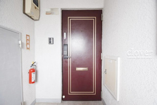 【その他共用部分】 | 皆様をお迎えする、お部屋の玄関ドア。開けやすさや開放角度、ドアノブの操作しやすさや鍵の形状などを、現地で一度ご確認ください。～即日のご見学可能～　お問合せはお気軽にどうぞ。