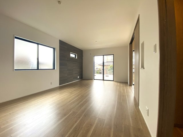 マ・メゾン　佐伯区藤の木二丁目　№95の居間・リビング|18帖のLDKで家族でゆったり生活できます♪