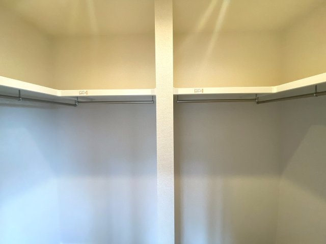 マ・メゾン　佐伯区藤の木二丁目　№95の収納|大きいWICのため、カバンや小物も
スッキリ片付きます