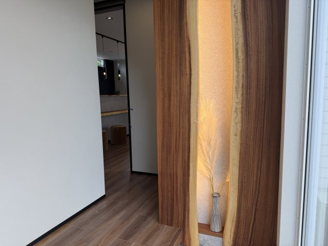 草津市岡本町　天然木デザイン平屋建の玄関