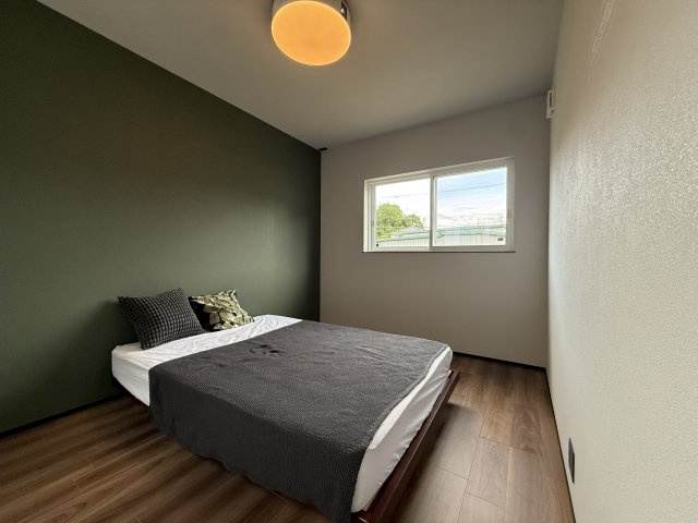 草津市岡本町　天然木デザイン平屋建の寝室|プロジェクター付き照明のある寝室です！ベッドフレーム・マットレスもプレゼントです。