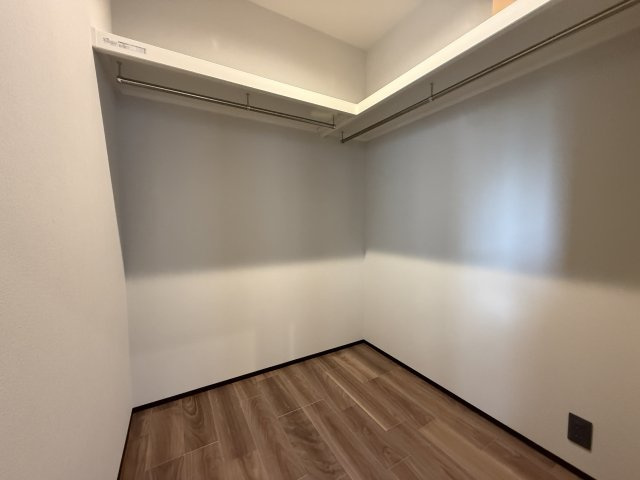 草津市岡本町　天然木デザイン平屋建の収納|2帖のウォークインクローゼットです