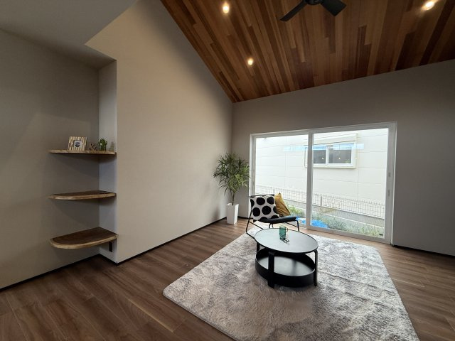 草津市岡本町　天然木デザイン平屋建の居間・リビング