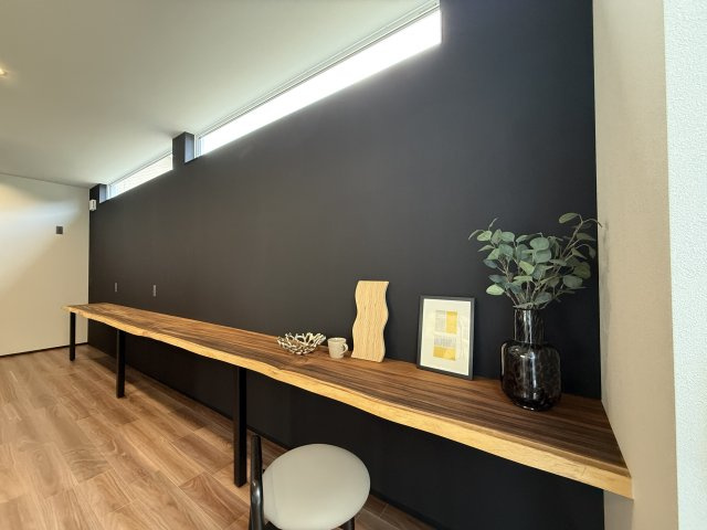 草津市岡本町　天然木デザイン平屋建の居間・リビング|モンキーポッドを使用しています