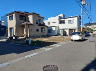 【前面道路含む現地写真】 | 東南角地で日当たり良好です。