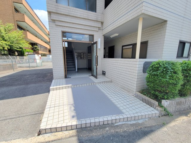 グレースコーポ東生駒のエントランス