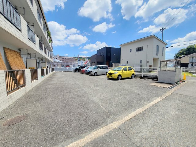 グレースコーポ東生駒の駐車場