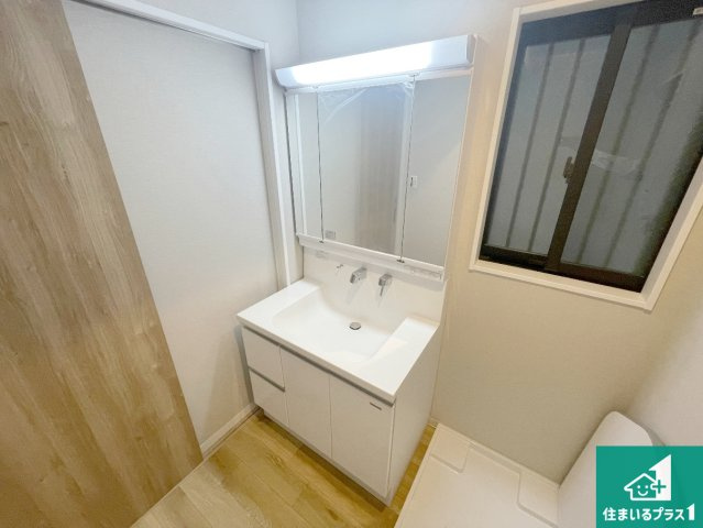 神戸市長田区上池田　未入居の独立洗面台|清潔感のある洗面台です。フラットな鏡は掃除がしやすく毎日清潔！鏡裏には収納があるのでスッキリとした洗面台が保てます。