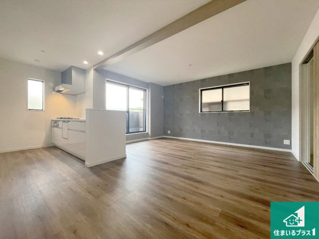 神戸市長田区上池田　未入居の居間・リビング|日当たり良好の明るいリビングで朝の目覚めもスッキリできそう！対面キッチンでご家族のコミュニケーションも自然と増える設計！小さなお子様が遊ぶスペースを作っても広々とくつろげるLDK！