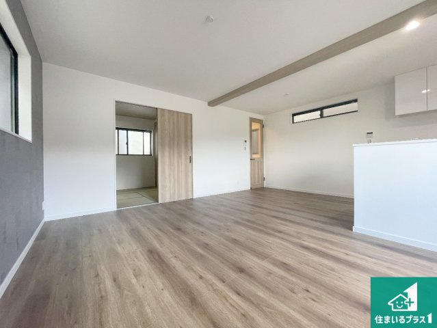 神戸市長田区上池田　未入居の居間・リビング|日当たり良好の明るいリビングで朝の目覚めもスッキリできそう！対面キッチンでご家族のコミュニケーションも自然と増える設計！小さなお子様が遊ぶスペースを作っても広々とくつろげるLDK！