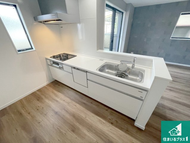 神戸市長田区上池田　未入居のキッチン|明るいリビングで朝の目覚めもスッキリできそう！対面キッチンでご家族のコミュニケーションも自然と増える設計！小さなお子様が遊ぶスペースを作っても広々とくつろげるLDK！