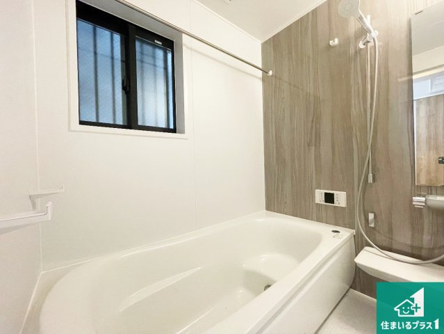 神戸市長田区上池田　未入居の浴室|足をゆったり伸ばして寛げる浴槽です。窓が設けられていますので差し込む光が明るく穏やかな雰囲気にしてくれます♪浴室乾燥機も設置しているので、雨の日の洗濯物も安心です♪