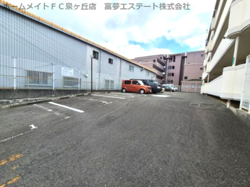 パレス深井の駐車場